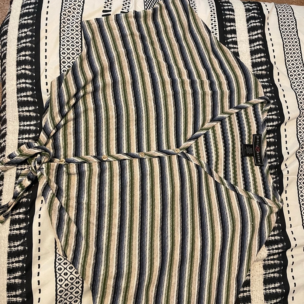 The brand is Polly & Esther, and it is a size Large.